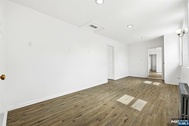 Building Photo - 826 7th St