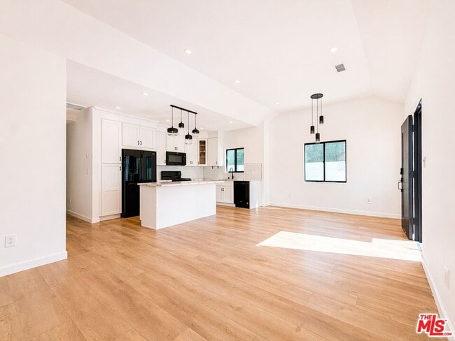 Building Photo - 818 N Genesee Ave