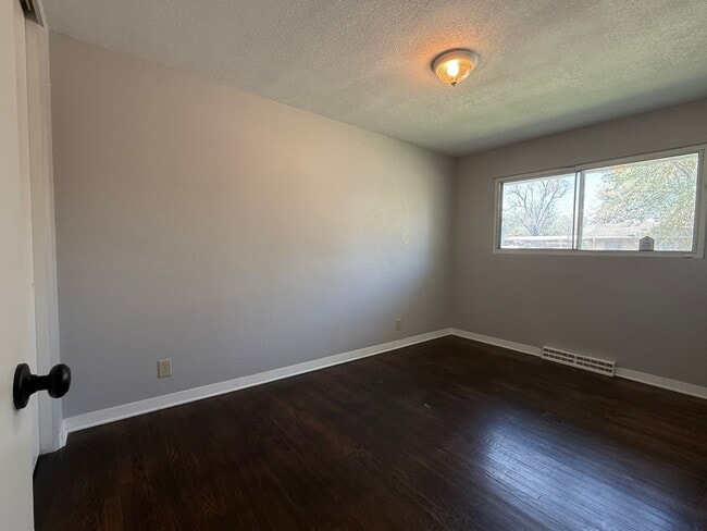 Building Photo - 2 bedroom 1 bath with carport in Washburn Rural School district