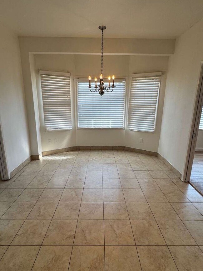 Building Photo - 4bed 3bath