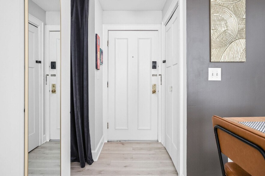 Building Photo - 230 E 9th St