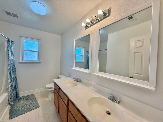 Building Photo - 4 Bedroom Home in Hollister