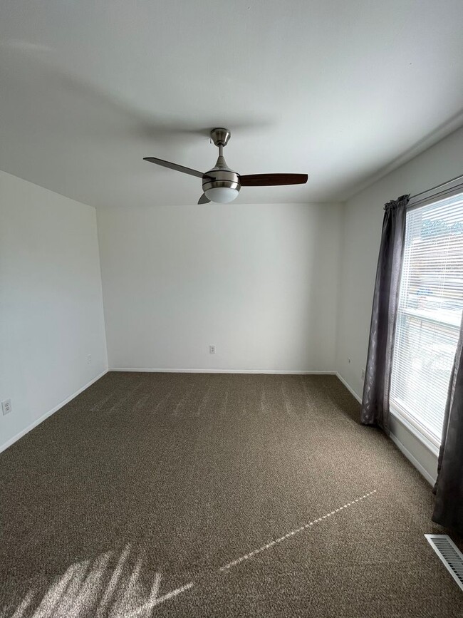 Building Photo - Centrally Located 3BR Townhome – Close to Everything!