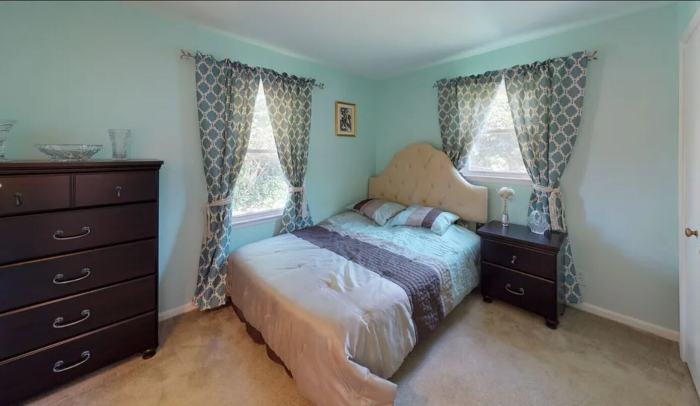 Building Photo - 112 Camelot Dr