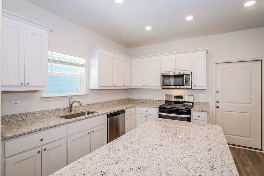 Building Photo - 220 Marsh Ln