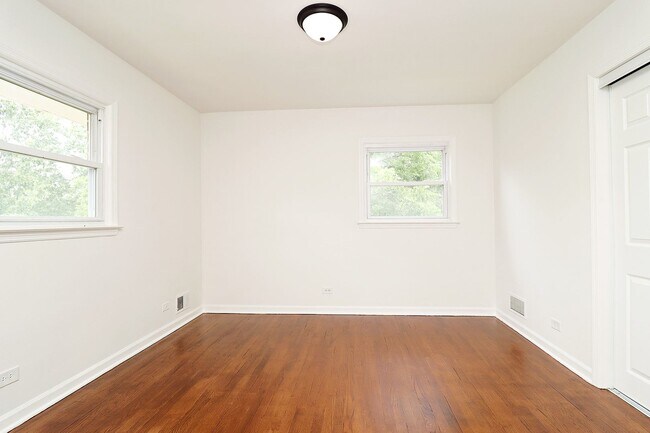 Building Photo - Newly Renovated One Level Downtown Residence
