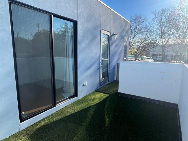 Building Photo - 1105 Altum St