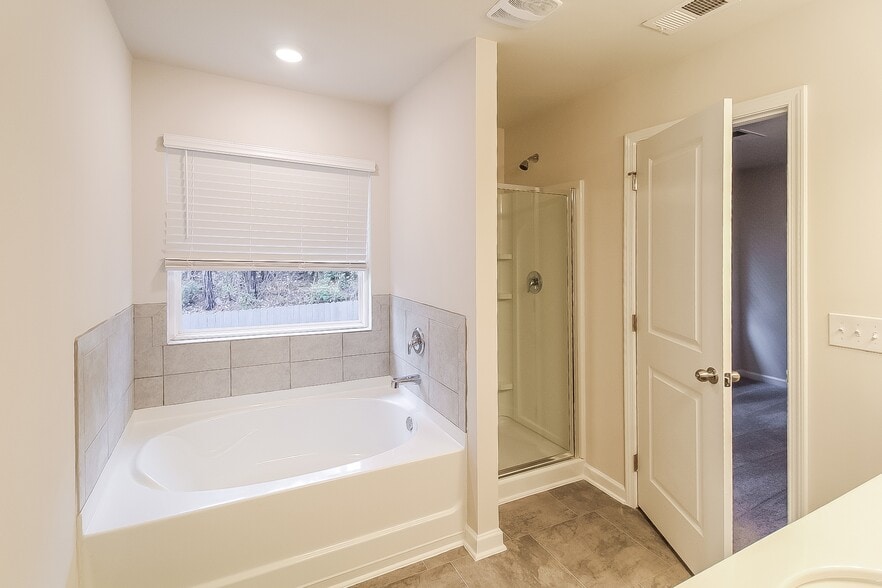 Building Photo - 2855 Saratoga Lake View