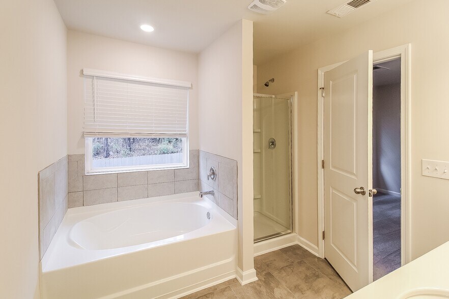 Building Photo - 2880 Saratoga Lake View