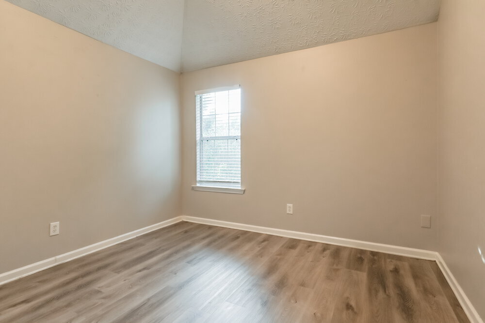 Building Photo - 550 Gardinia Dr