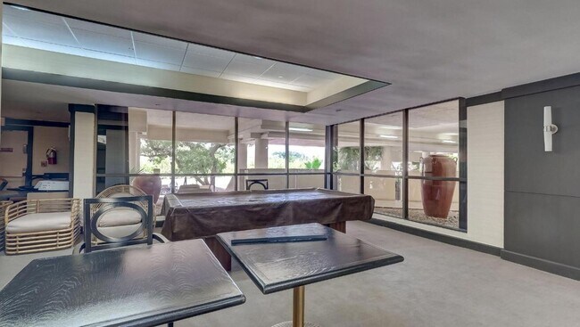 Building Photo - 2555 Collins Ave