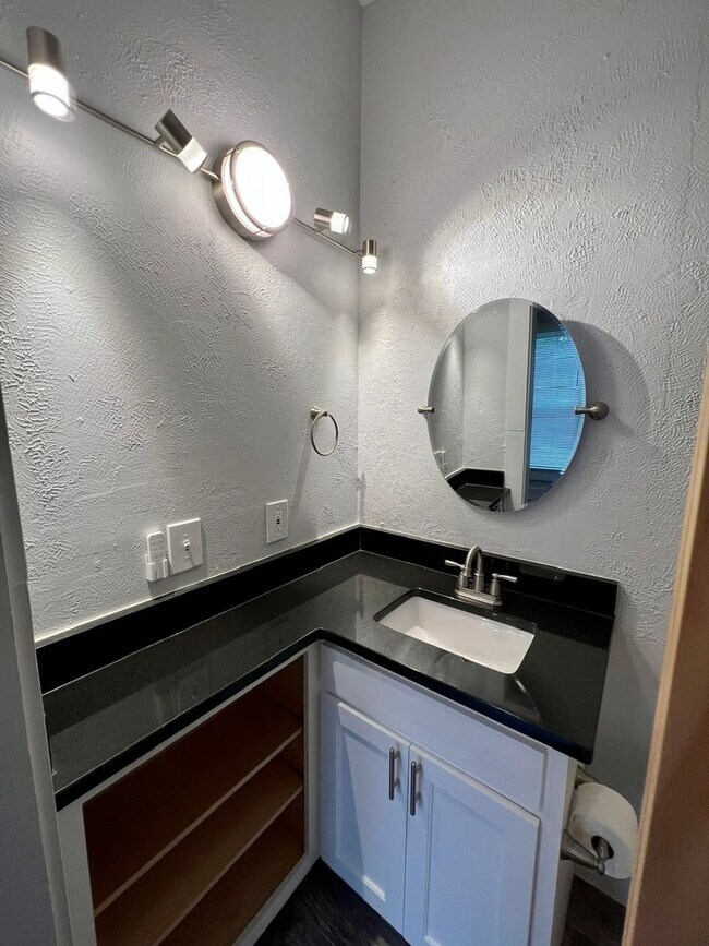 Building Photo - 204 4th Ave