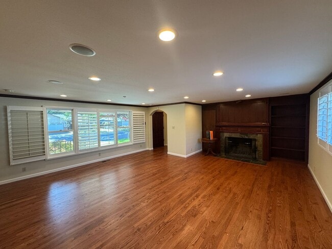 Building Photo - 255 Circle Dr