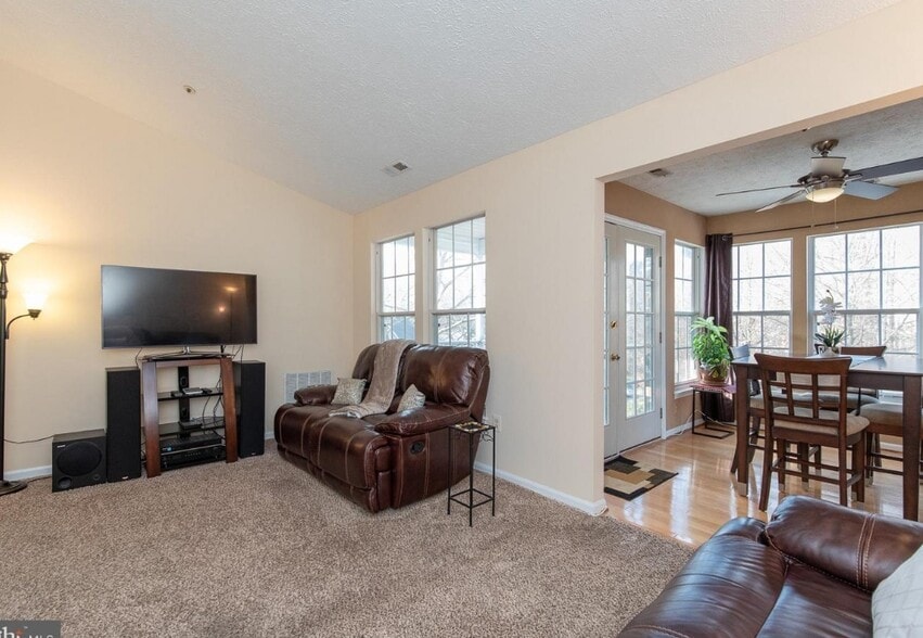 living / dining - 1002 Markham Ct