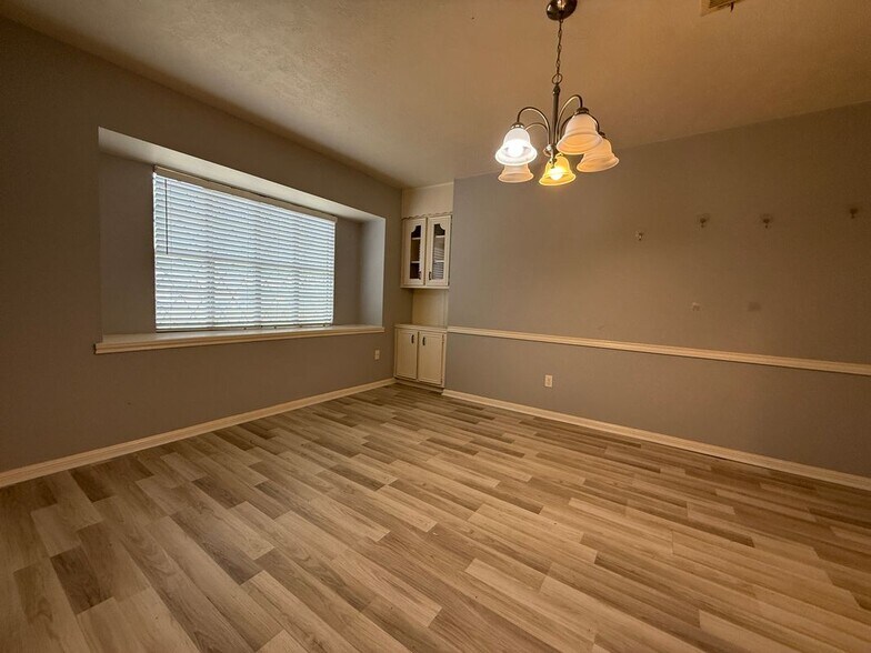 Building Photo - 422 Gamewood Dr