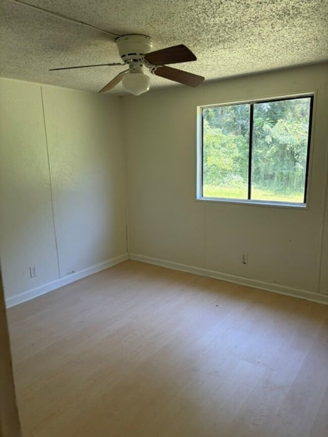 Building Photo - 3 Bedroom Home Available Now!