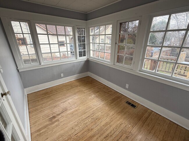 Building Photo - 3 bed/1 bath house