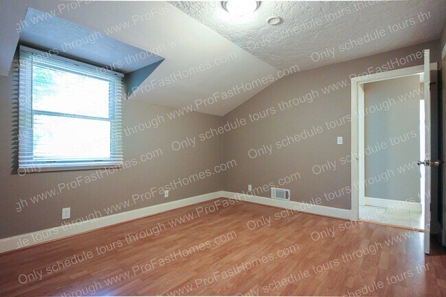 Building Photo - 7840 SW West Slope Dr
