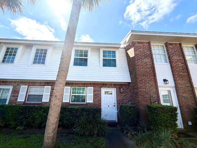 Building Photo - 413 N Cypress Dr