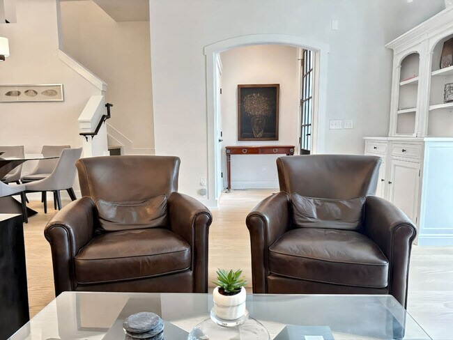 Building Photo - 1408 Pleasant St