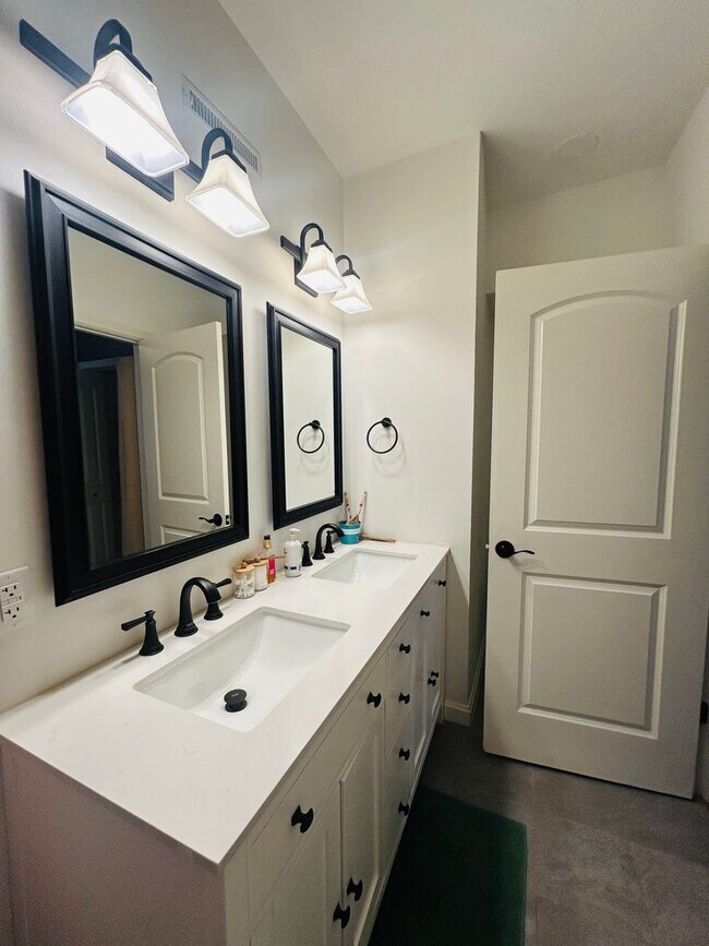 Building Photo - Available Now! 4 Bedroom 3.5 Bath Townhome...