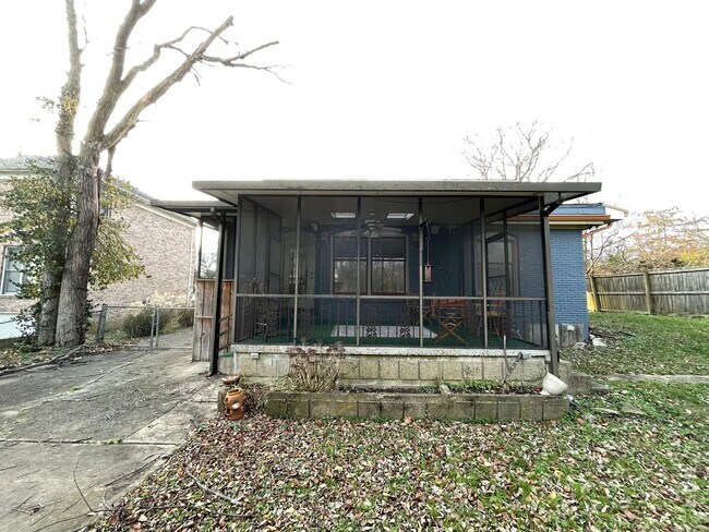 Building Photo - Charming 4 Bedroom Home in Downtown Shelbyville – Prime Location & Classic Comfort