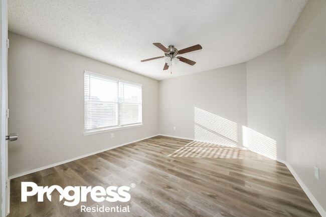 Building Photo - 2843 Red Oak Dr