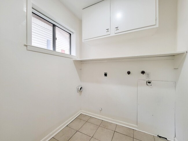 Building Photo - Welcome to your dream rental! This meticulously remodeled 3-bedroom, 2-bathroom home in the heart...
