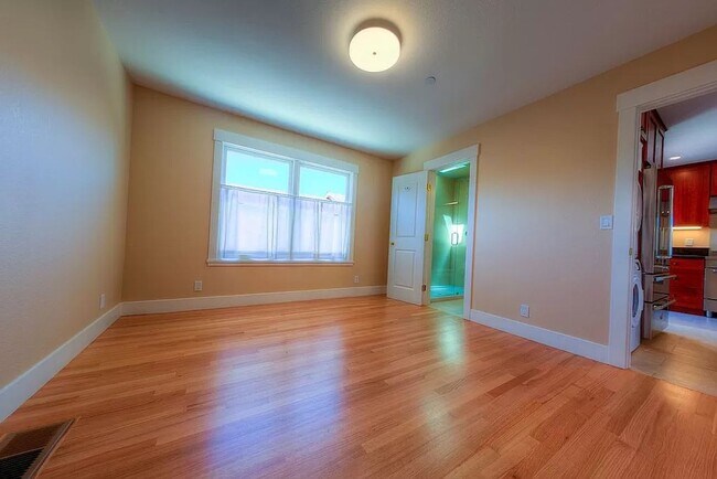 Building Photo - Beautiful 2 Bed 2 Bath Duplex with A/C