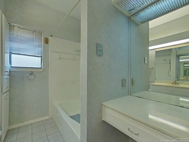 Building Photo - 8823 Wellesley Manor Dr