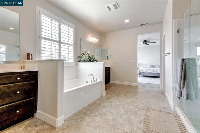 Building Photo - 582 Mandevilla Dr