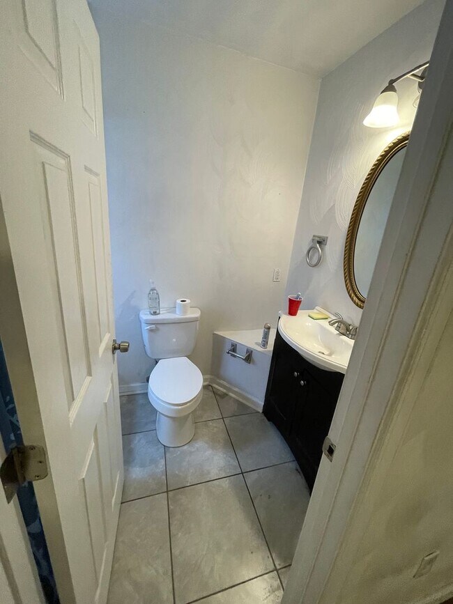 Building Photo - Charming 3-Bedroom Home with Fenced Yard i...
