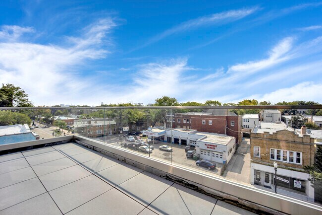 Building Photo - 2221 W Lawrence Ave