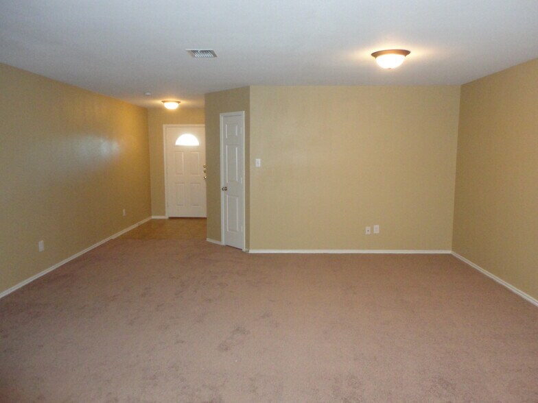 Building Photo - 811 Wild Prairie Dr