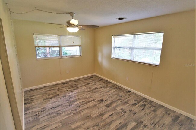 Building Photo - 1935 Edgewater Dr