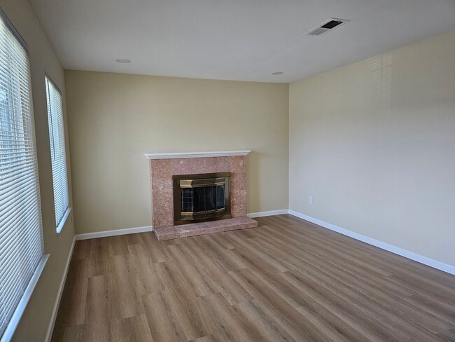 Building Photo - Spacious 4-Bedroom Home on the El Cerrito ...
