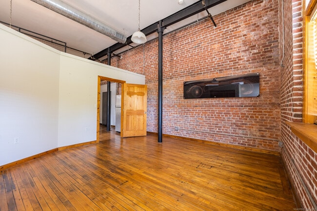 Building Photo - 325 Myrtle Ave