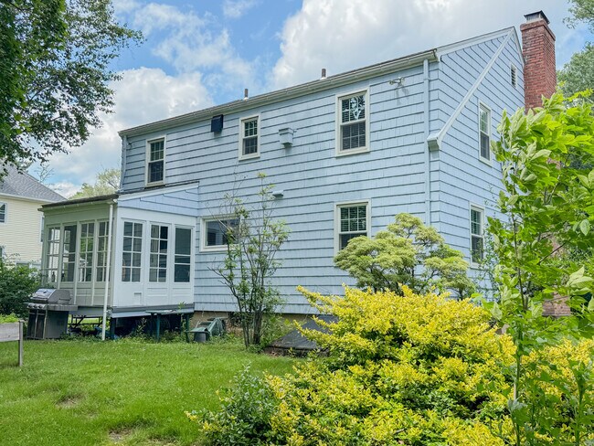 Building Photo - 1657 Farmington Ave