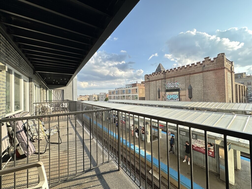 Building Photo - 941 W Belmont Ave