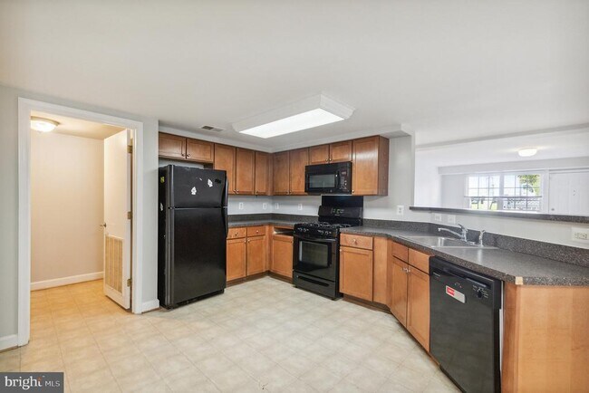 Building Photo - 1601 N Van Dorn St