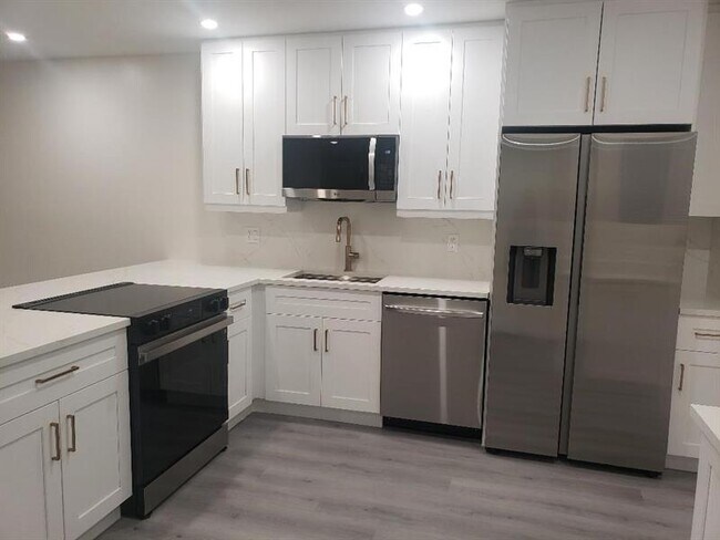 Building Photo - 829 Camino Rd