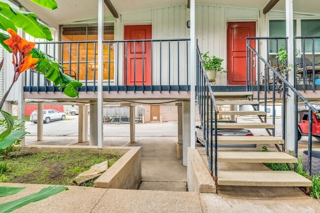 Building Photo - Fully Renovated 2 Bedroom Condo with Priva...