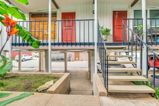 Building Photo - Fully Renovated Condo with Private Pool!