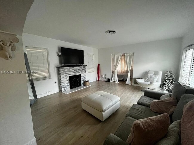 Building Photo - 2049 SW 60th Ct