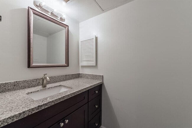 Building Photo - 1811 Stoney Brook Dr