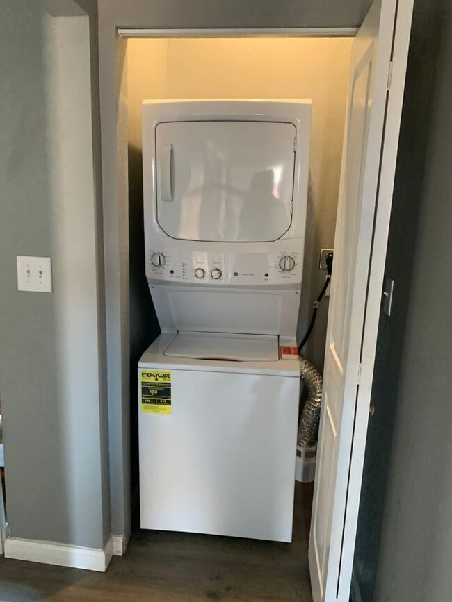 Building Photo - 903 E Carson St