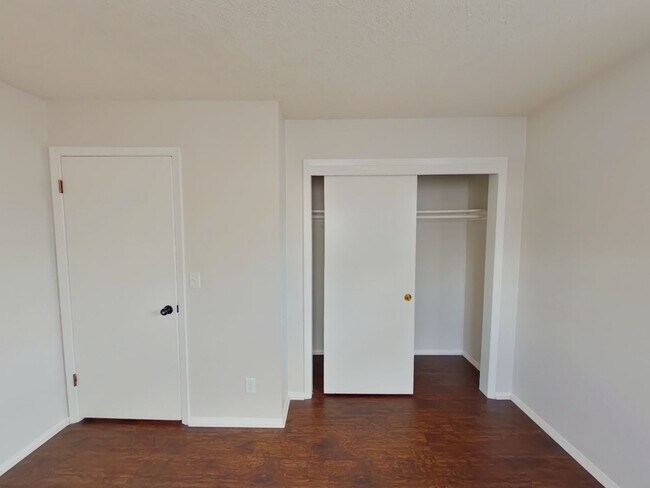 Building Photo - 951 S Longfellow Ln