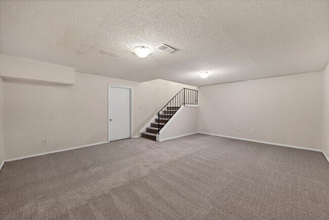 Building Photo - Bright & Spacious Townhome in Lakewood 2bd 2.5ba