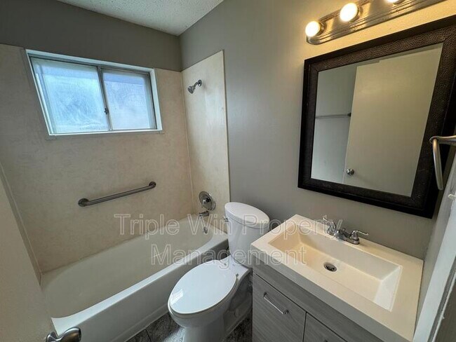 Building Photo - 513 Coachway Ln