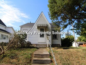 Building Photo - 2 BR 1 BA House with All New Carpet and Pa...